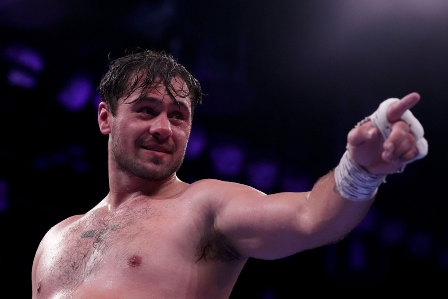 BOKSER PAO KAO SVEĆA POSLE BRUTALNOG NOKAUTA: Morali hitno da mu daju kiseonik! (VIDEO)