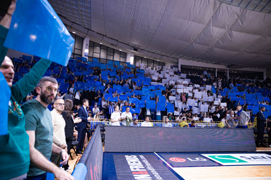 HAOS U MORAČI: Navijači Budućnosti vređali Nedovićevu suprugu i gađali košarkaše Crvene zvezde Meridianbet! (VIDEO)