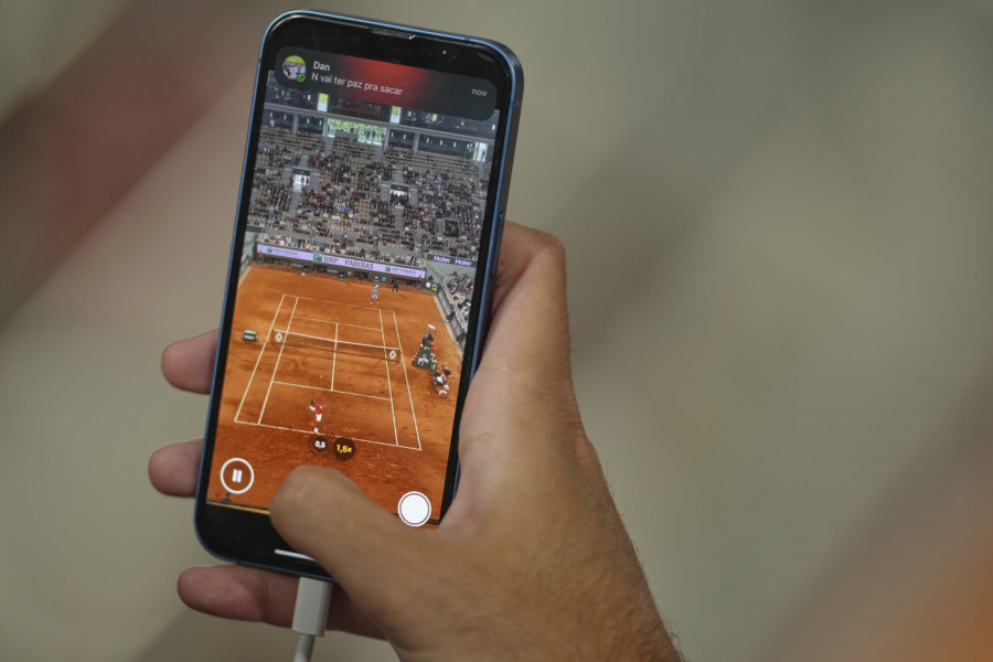 NOVAK ĐOKOVIĆ UHVAĆEN U HIT SCENI USRED PARIZA: Šta to najbolji teniser na svetu radi u centru Grada svetlosti?! (VIDEO)