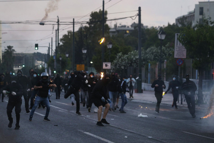 NAVIJAČKI HAOS U VOZU: Huligani povukli kočnicu, izašli napolje - usledio je krvavi pir ljutih rivala!