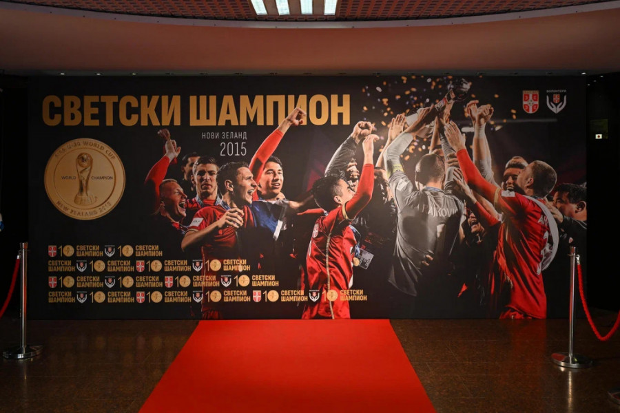 NOĆ EMOCIJA I PONOSA U FANTASTIČNOM AMBIJENTU SRPSKOG NARODNOG POZORIŠTA: Novi Sad i Srbija se poklonili junacima sa Novog Zelanda! (FOTO GALERIJA)