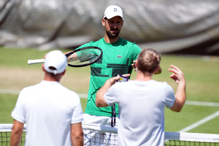 DETALJ SA NOVAKOVOG TRENINGA OZBILJNO BRINE:  Samo je seo na travu i... Šta se dešava sa Srbinom?