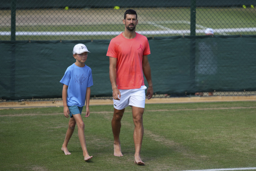 STEFAN POMOGAO NOVAKU DA SE SPREMI ZA MEČ S KOBOLIJEM! Prava porodična atmosfera pred četvrtfinalni meč (FOTO GALERIJA)