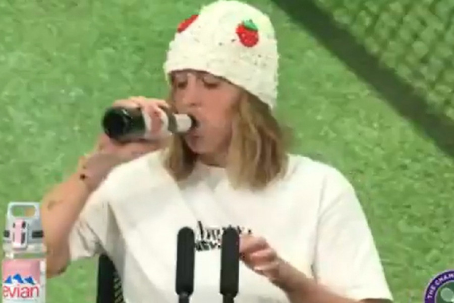 IZGUBILA NA VIMBLDONU, PA NA PRES-KONFERENCIJI NATEGLA PIVO: Hit snimak stiže nam iz Londona! (VIDEO)