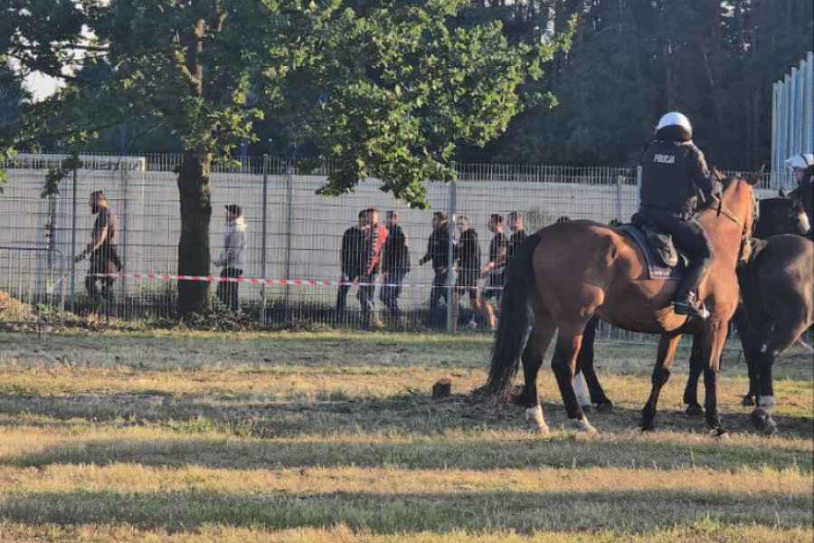 SPORTISSIMO EKSKLUZIVNI SNIMCI: Delije stižu na stadion - velike policijske snage sprovode navijače do tribine! (FOTO GALERIJA, VIDEO)