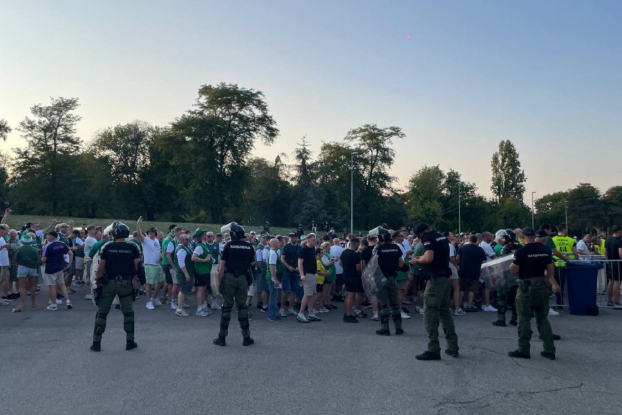 ORI SE PESMA ŠKOTA: U pratnjii jakih policijskih snaga - navijači Hibernijana stigli u Humsku! (FOTO GALERIJA, VIDEO)