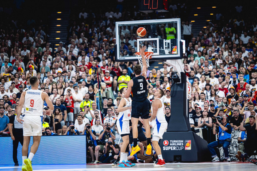 EVO KO JE PREDAO PEHAR NAŠOJ REPREZENTACIJI! Selektor Pešiću je bilo posebno drago (VIDEO)