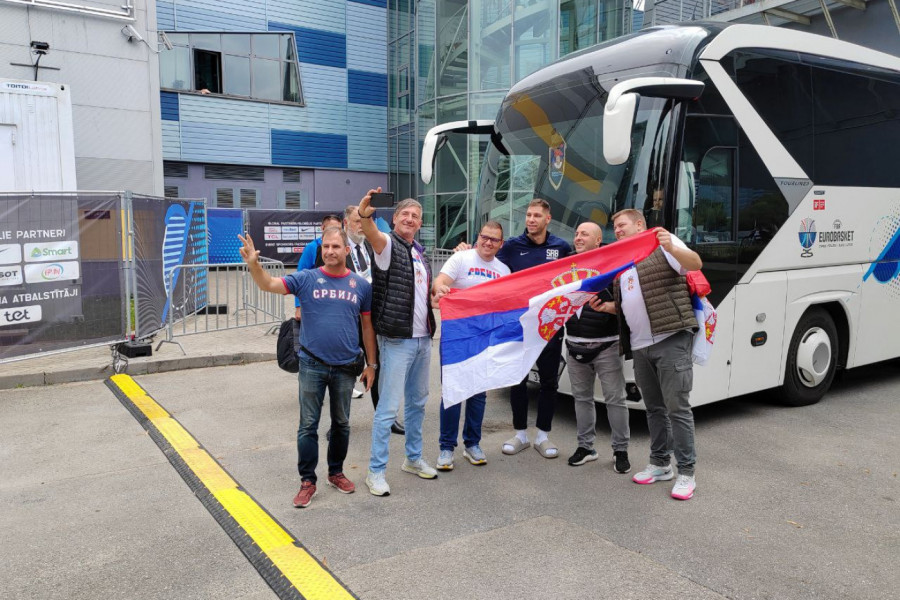 HIT! Navijači Srbije čekaju "orlove", ali tu je i ON! Iznenađujući gost došao da moli Jokića za jednu stvar! (FOTO, VIDEO)