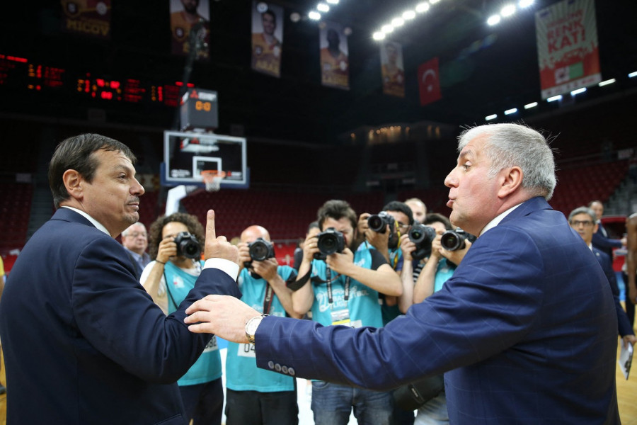 DELIJE MOGU DA SLAVE! Omraženi trener se oprostio od titule