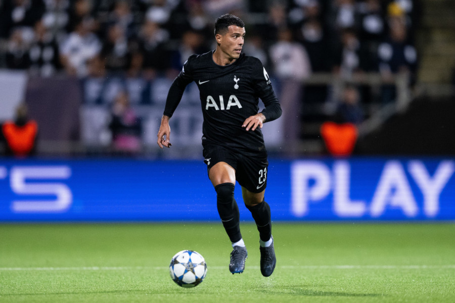 URNEBESNA SCENA U PREMIJER LIGI: Igrača pogodio vejp u glavu, ono što je uradio je nasmejalo CEO STADION! (FOTO)