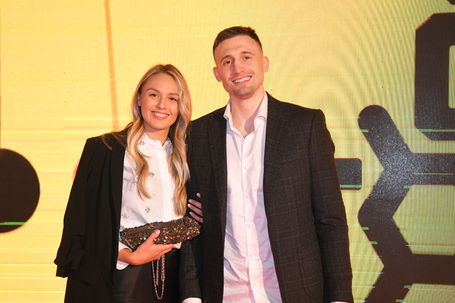 AVRAMOVIĆ LUDUJE U KAFANI: Aleksa se skinuo, popeo na šank i KROZ SUZE zapevao! (VIDEO)