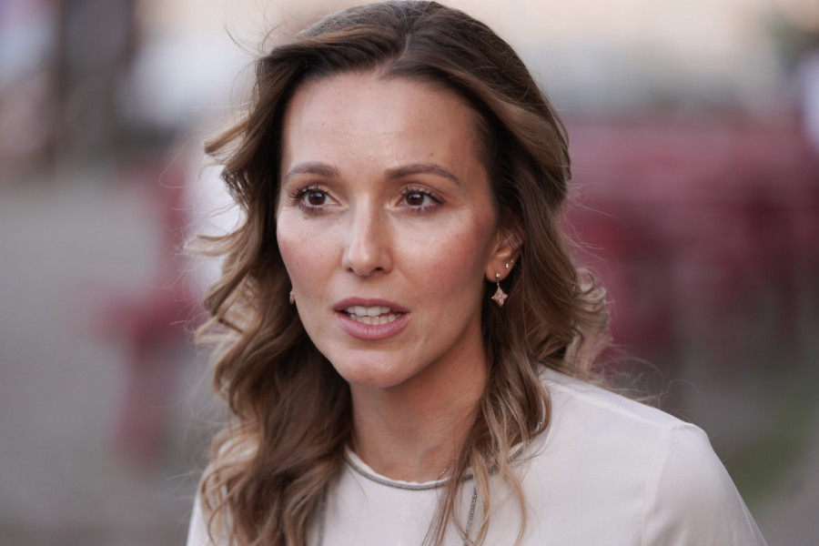 JELENA ĐOKOVIĆ "GORI" NA TRIBINAMA FILIP ŠATRIJEA! Pogledajte odevnu kombinaciju Novakove supruge - evo ko joj pravi društvo! (FOTO)