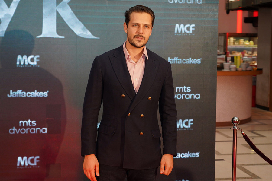 MILOŠ BIKOVIĆ KAKVOG NIKAD NISTE VIDELI: Čuveni glumac bio sa delijama na Kipru, evo u kakvom izdanju je UHVAĆEN! (VIDEO)