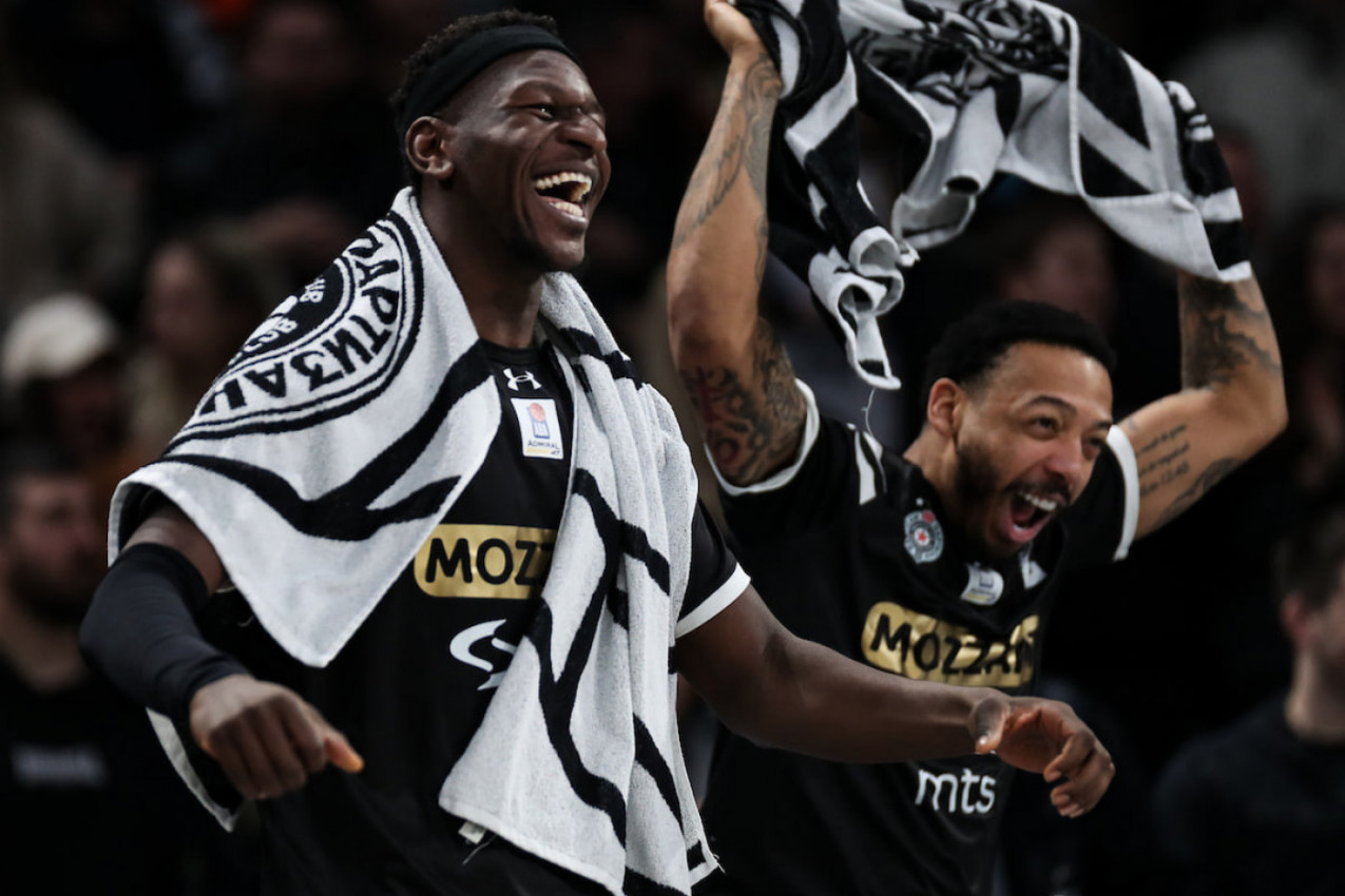 BONGA KRALJU, SVI TE VOLE! Ovako se Karlik Džons obratio svom saigraču nakon MVP majstorije na Evrobasketu! (FOTO) BONGA KRALJU, SVI TE VOLE! Ovako se Karlik Džons obratio svom saigraču nakon MVP majstorije na Evrobasketu! (FOTO)