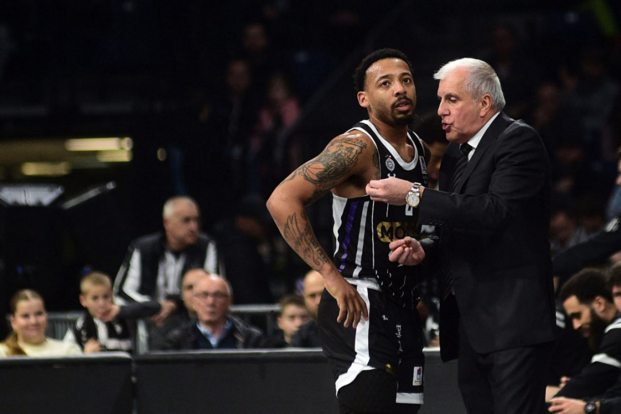 OGLASIO SE I KARLIK DŽONS! Povređeni košarkaš Partizana izustio samo OVO! (FOTO) OGLASIO SE I KARLIK DŽONS! Povređeni košarkaš Partizana izustio samo OVO! (FOTO)