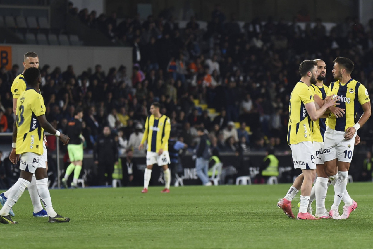 TADIĆ SE ZALETEO DA BIJE SAIGRAČA USRED UTAKMICE: Ludnica na meču Fenerbahčea! (VIDEO)