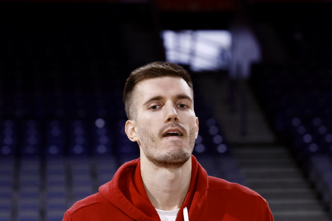 DELIJE BESNE NA PETRUŠEVA: Počela prava hajka, pogledajte šta mu navijači Zvezde sve poručuju! (FOTO, VIDEO) DELIJE BESNE NA PETRUŠEVA: Počela prava hajka, pogledajte šta mu navijači Zvezde sve poručuju! (FOTO, VIDEO)