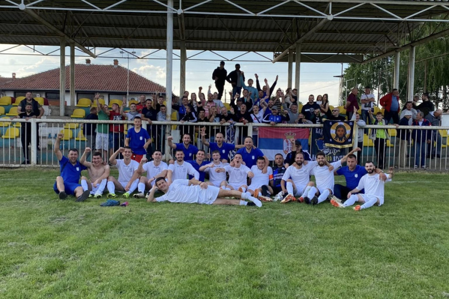 OKRUŽNA LIGA POSLE 26 GODINA: Navijači su priredili spektakularan doček za fudbalere! (VIDEO)