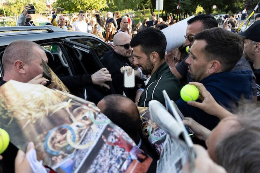 ĐOKOVIĆ FRISTAJLOM OČARAO PUBLIKU: Svetski šampion je sjajan, ali i Nole je MAĐIONIČAR! (VIDEO)