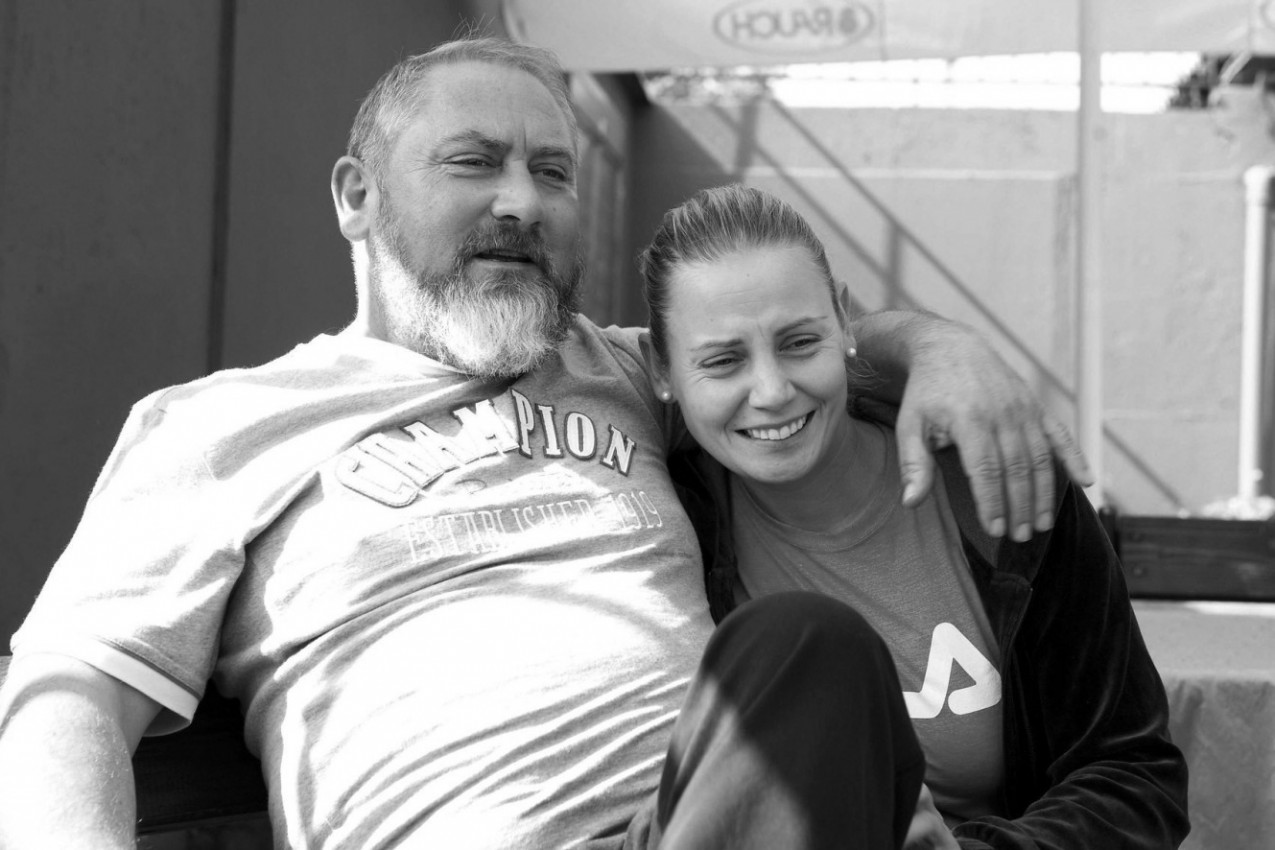 JELENA SAMO ŠTO NE SKAČE OD SREĆE: Otac Damir tek umro, a ona luduje na sve strane JELENA SAMO ŠTO NE SKAČE OD SREĆE: Otac Damir tek umro, a ona luduje na sve strane