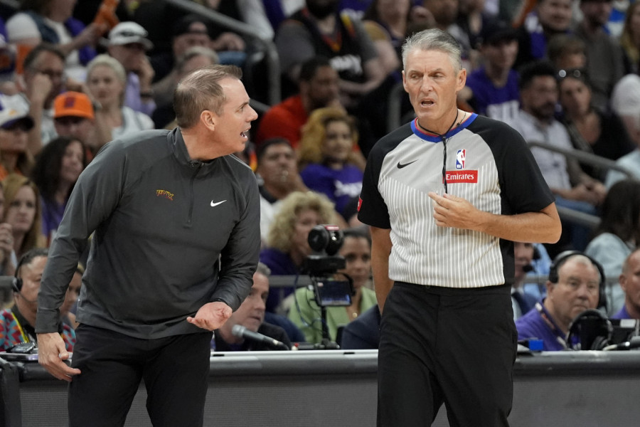 KOŠARKAŠ OKLAHOME RAZBIO SUDIJI NOS: Bizarna situacija izazvala prekid utakmice! (VIDEO)