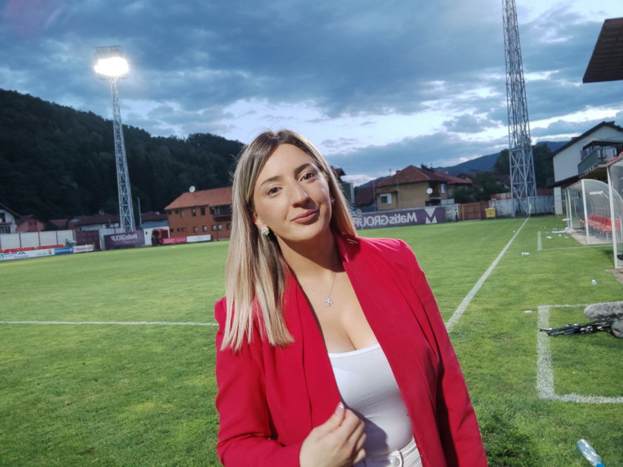 Atraktivnu plavušu će ponovo gledati ljubitelji fudbala širom Srbije