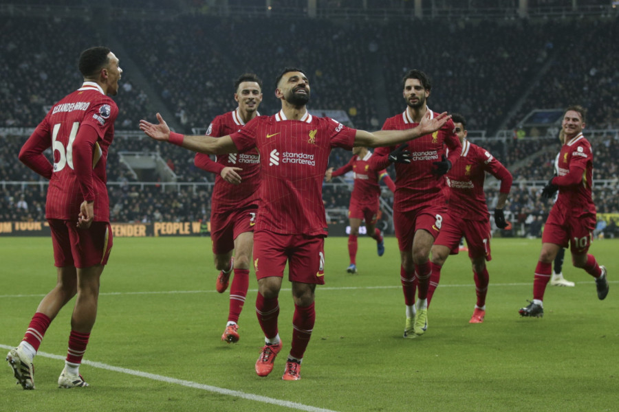 GORI VEMBLI - NIŠTA SE NE VIDI OD DIMA: Navijači Kristal Palasa direktno udarili na organizaciju UEFA! (FOTO)