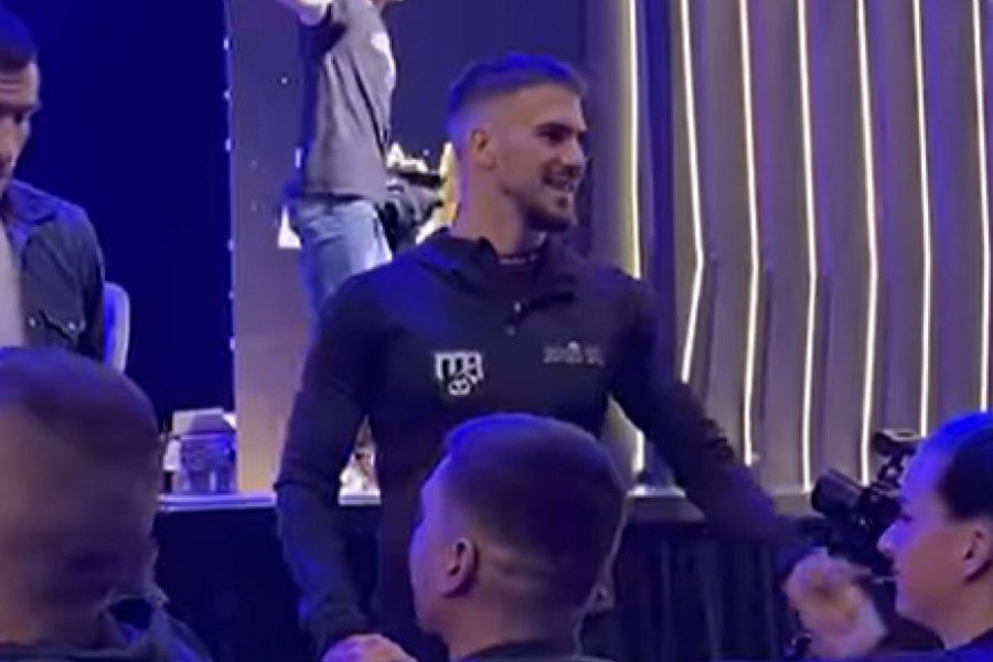 BOJKOVIĆA URNISALI NA DRUŠTVENIM MREŽAMA: Janičić unakazio mladog borca, a ovi komentari postali su apsolutni HIT! (FOTO)