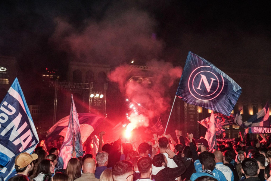 OD OVOGA MOŽE DA SE RIKNE, ALI BUKVALNO: Vrele scene na ulicama Napulja - ona je zasenila i Diletu Leotu! (FOTO)