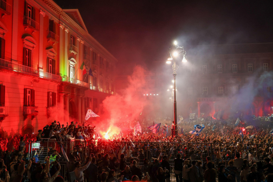 SPEKTAKULARNO SLAVLJE U NAPULJU!  Sevali vatometi, navijači u transu, A OTVOREN JE I ČUVENI PROZOR (VIDEO)