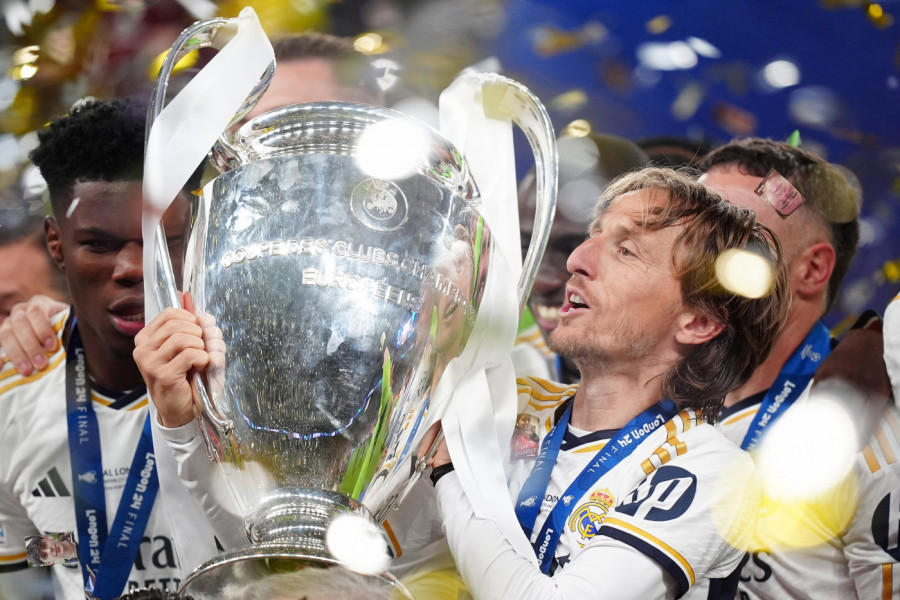 MODRIĆEV POSLEDNJI TANGO: Ceo Santijago Bernabeu u suzama!