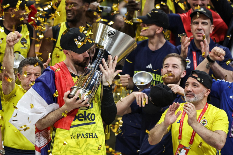 SRBIJO BUDI PONOSNA NA MARKA GUDURIĆA! Sa TROBOJKOM na ramenima podigao trofej Evrolige! (VIDEO)
