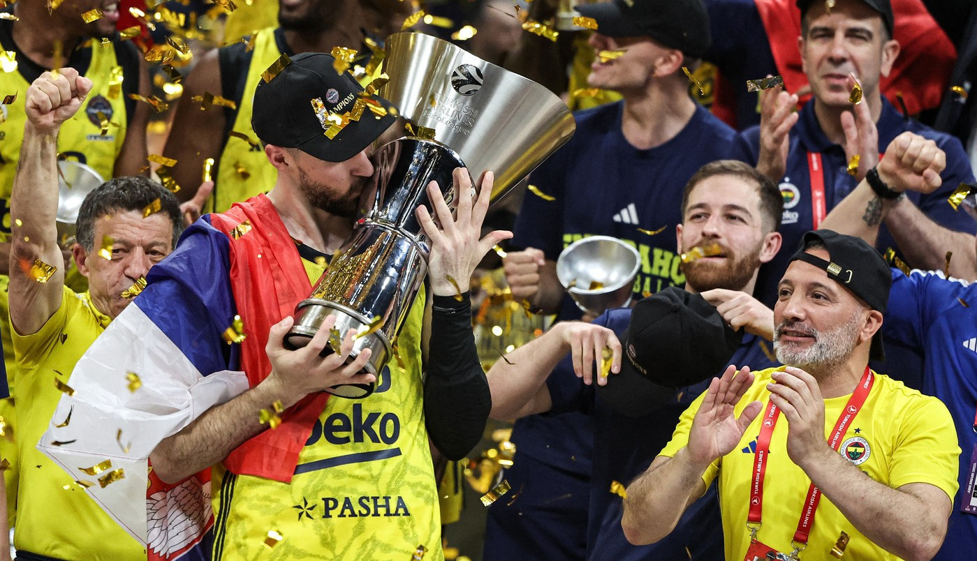 SRBIJO, BUDI PONOSNA NA MARKA GUDURIĆA! Sa TROBOJKOM na ramenima podigao trofej Evrolige! (VIDEO)