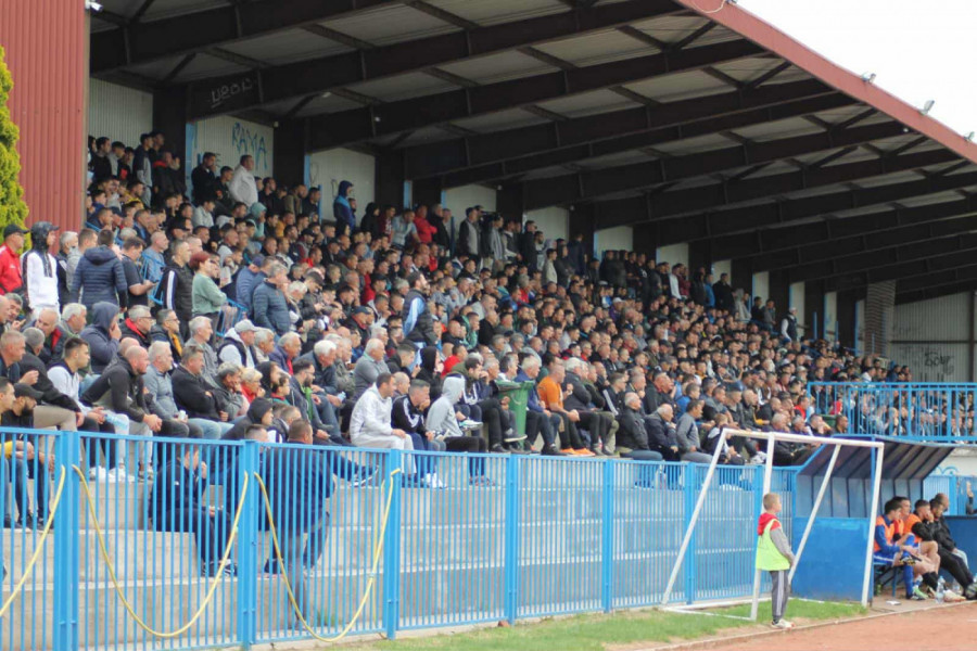 DERBI NA NIVOU PRVE LIGE SRBIJE: 1500 navijača na utakmici okružne lige! (FOTO GALERIJA)