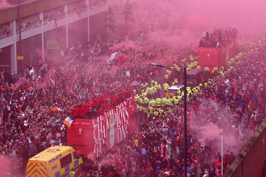 OVAKO SE DUGO NIJE SLAVILO NA OSTRVU: U Londonu i Liverpulu parade pobednika! (VIDEO)