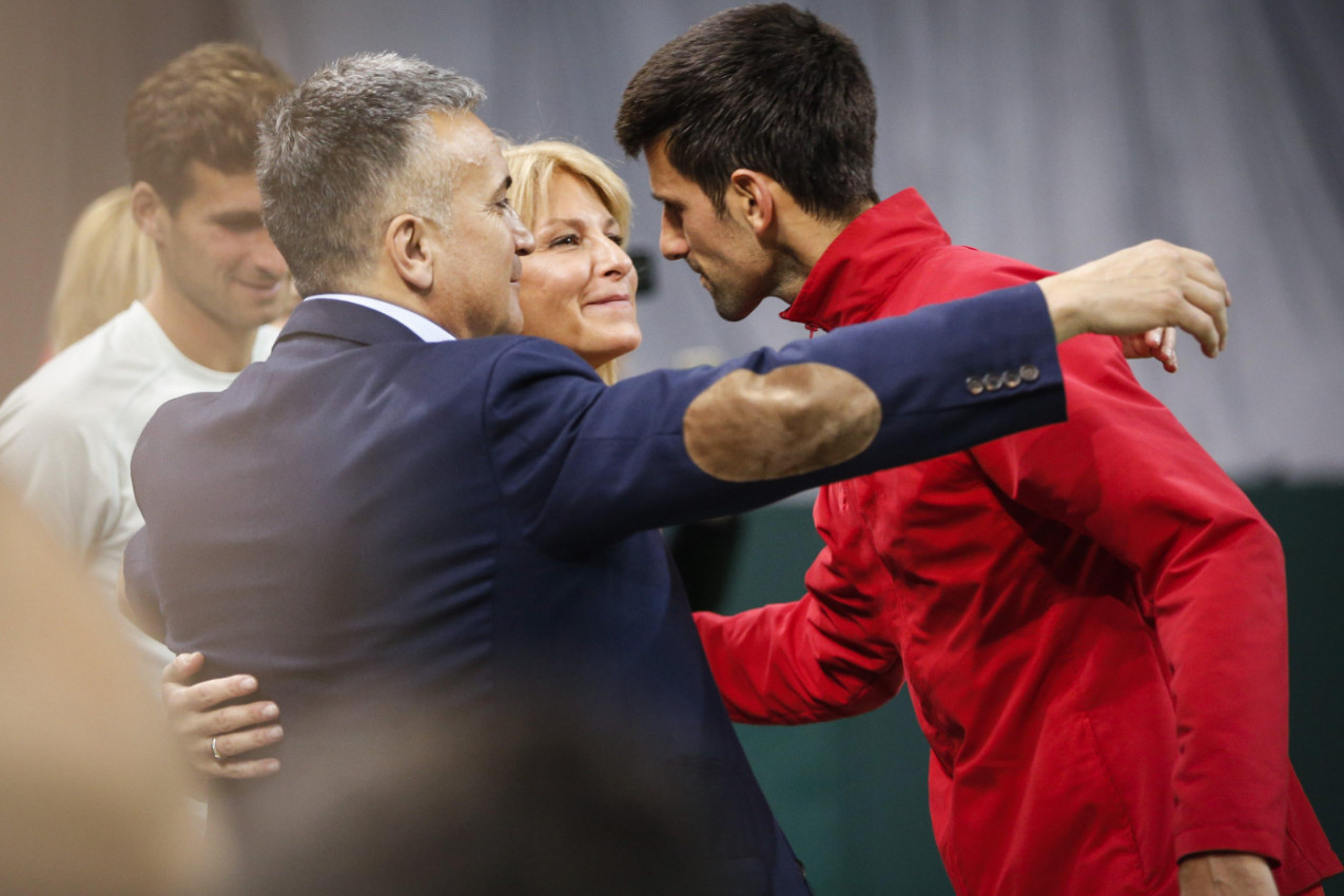 NOVAK NIJE TREBALO DA SE RODI! Italijanska političarka najskandaloznije napala Đokovića NOVAK NIJE TREBALO DA SE RODI! Italijanska političarka najskandaloznije napala Đokovića