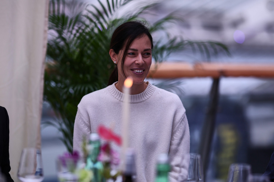 MA, KAKAV BASTIJAN! Oglasila se Ana, evo sa kim sedi na večeri - sve pršti od LUKSUZA!