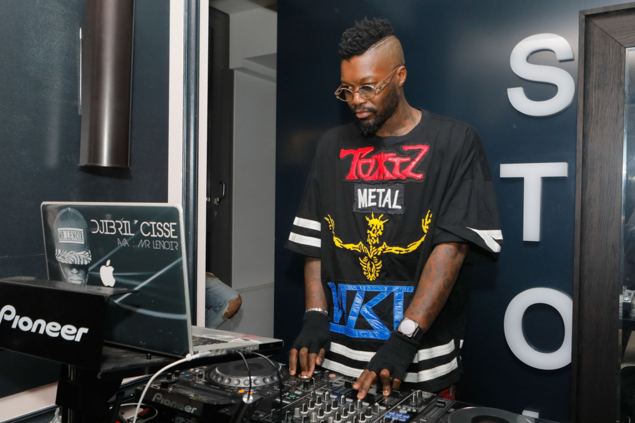 SLAVNI FUDBALER PUSTIO PESMU KOJU SRBI OBOŽAVAJU! Đibril Sise zavrteo miksetu i bacio publiku u trans! (VIDEO) SLAVNI FUDBALER PUSTIO PESMU KOJU SRBI OBOŽAVAJU! Đibril Sise zavrteo miksetu i bacio publiku u trans! (VIDEO)