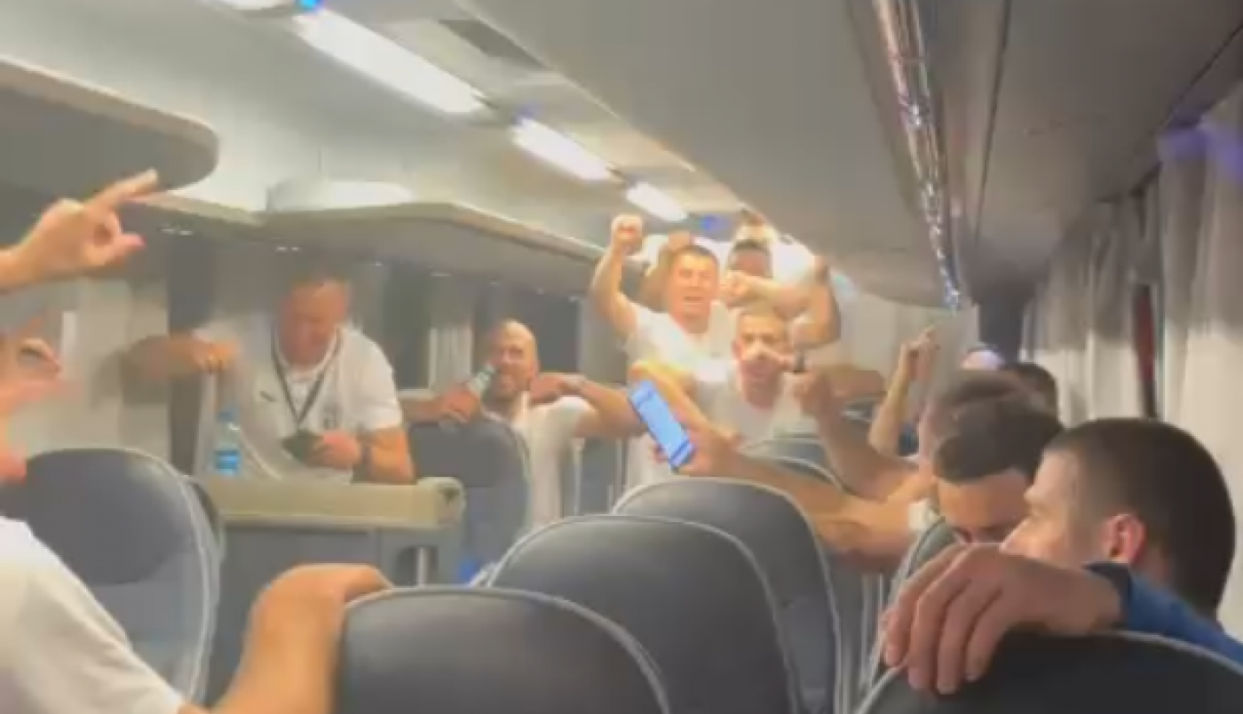 ORI SE POZNATI HIT U AUTOBUSU: Pogledajte kako su srpski heroji slavili plasman u četvrtinale SP! (VIDEO)