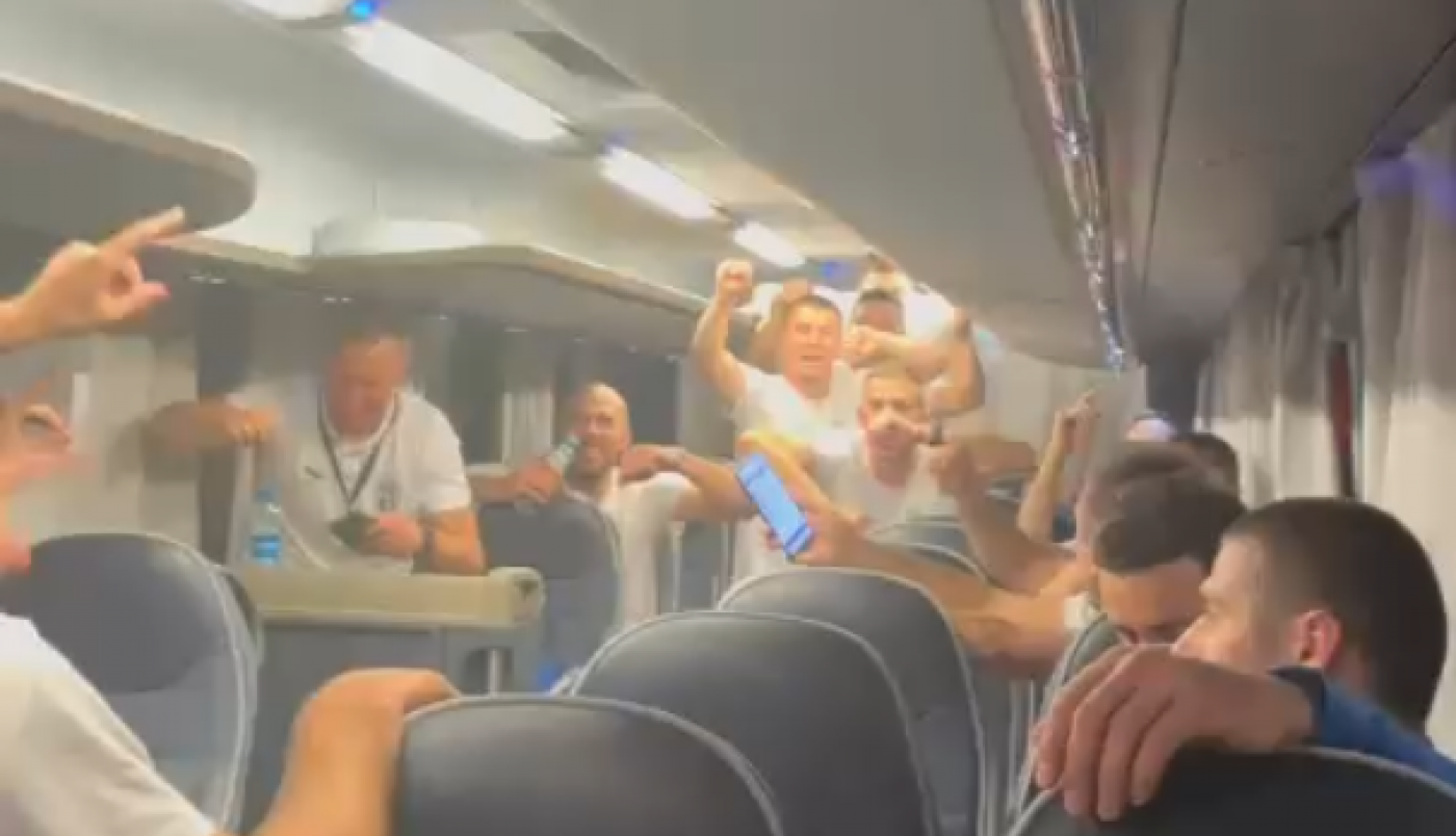 ORIO SE POZNATI HIT U AUTOBUSU: Pogledajte kako su srpski heroji slavili plasman u četvrtinale SP! (VIDEO)