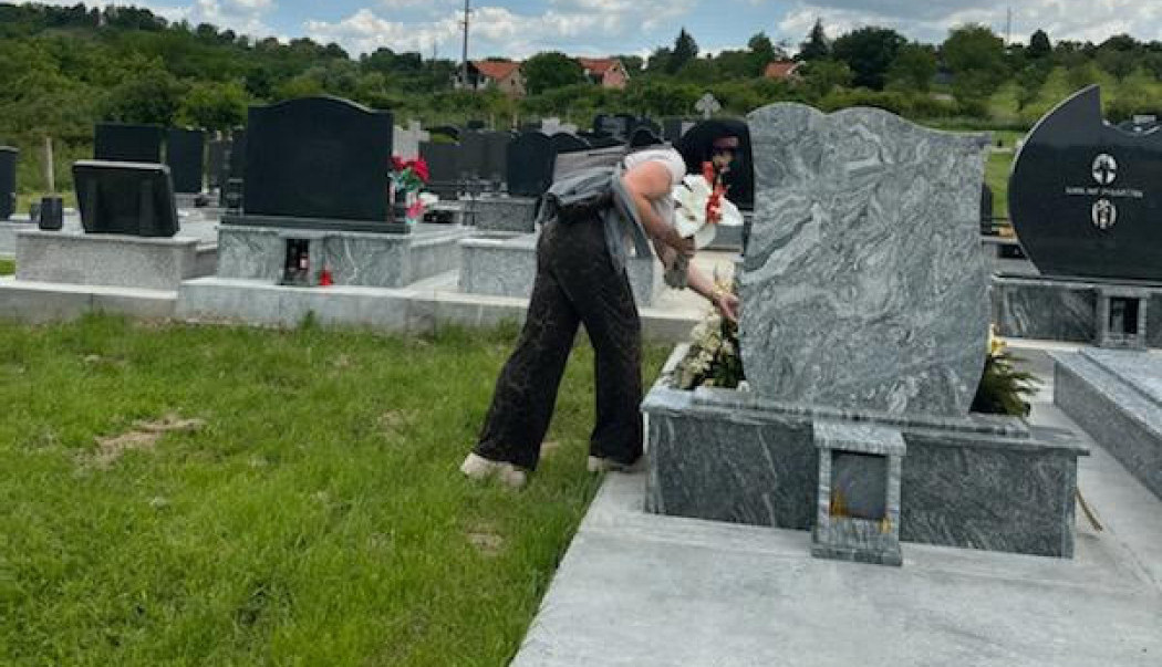 NAJPOTRESNIJE SLIKE SA GROBA DAMIRA DOKIĆA: Ko je žena koja ljubi njegov spomenik? (FOTO) NAJPOTRESNIJE SLIKE SA GROBA DAMIRA DOKIĆA: Ko je žena koja ljubi njegov spomenik? (FOTO)