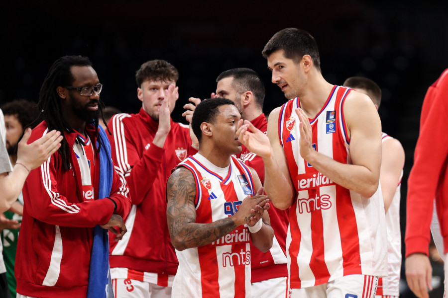 FOKUS! Evo šta rade igrači Crvene zvezde Meridianbet pred početak meča! (VIDEO)