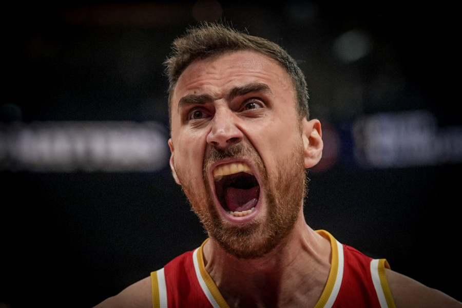 NIKOLA MILUTINOV UŠAO U KONFLIKT SA BARCOKASOM: Srbinu pao MRAK NA OČI - šutnuo i reklamu! (VIDEO)