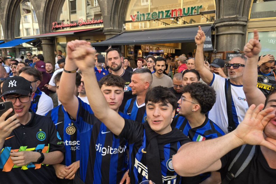 ITALIJANI OKUPIRALI MINHEN: Pesma navijača Intera grmi Marijenplacom (VIDEO+FOTO GALERIJA)