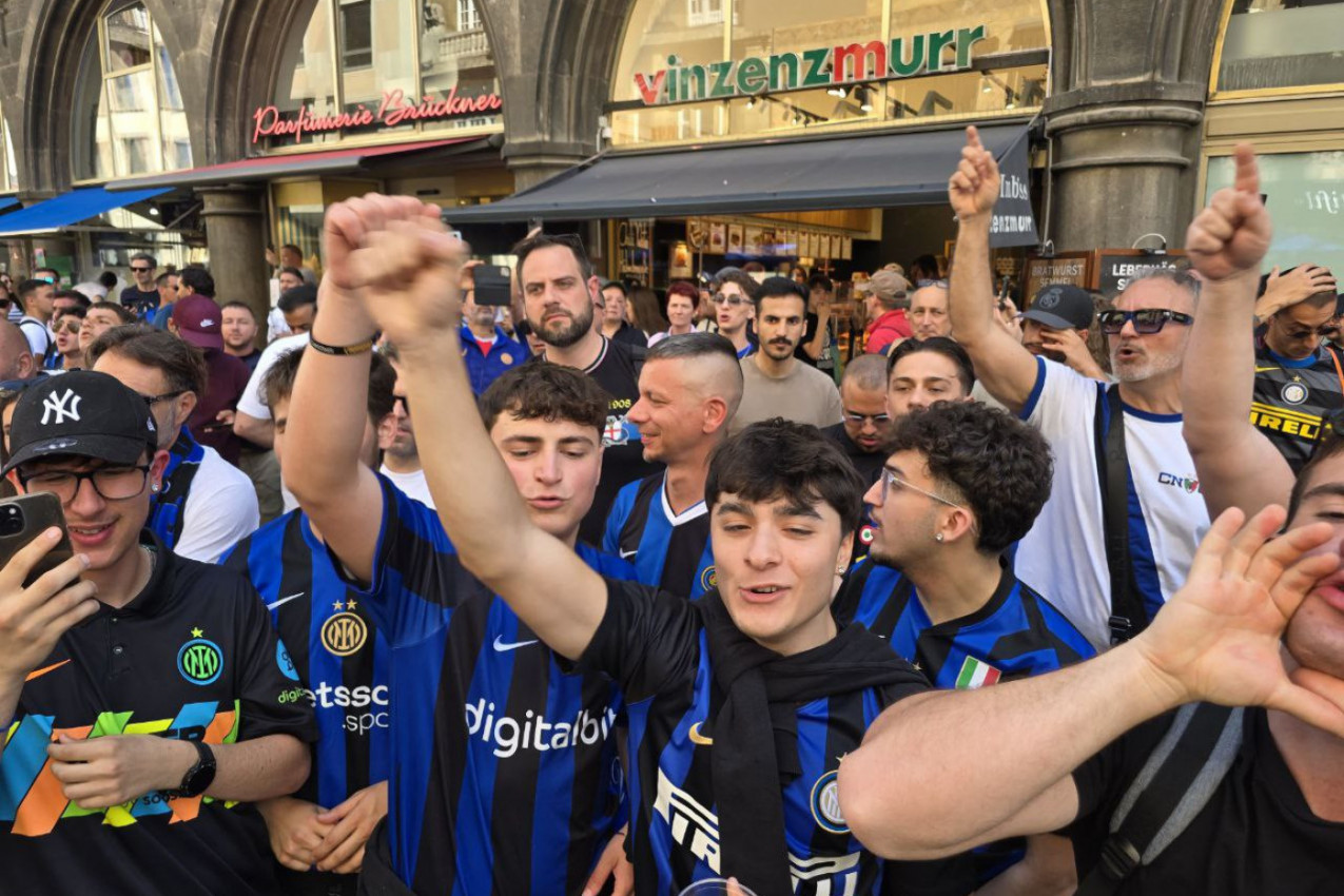 ITALIJANI OKUPIRALI MINHEN: Pesma navijača Intera grmi Marijenplacom (VIDEO+FOTO GALERIJA) ITALIJANI OKUPIRALI MINHEN: Pesma navijača Intera grmi Marijenplacom (VIDEO+FOTO GALERIJA)