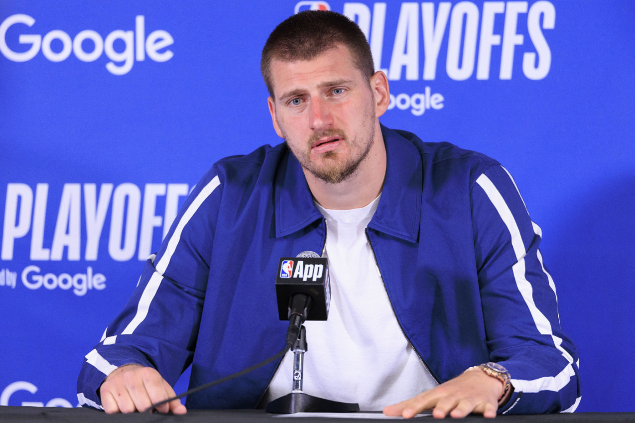 SAMO SE UHVATIO ZA GLAVU: Nije mogao da poveruje u ono što ga je snašlo - Nikola Jokić ostao u NEVERICI! (VIDEO) SAMO SE UHVATIO ZA GLAVU: Nije mogao da poveruje u ono što ga je snašlo - Nikola Jokić ostao u NEVERICI! (VIDEO)