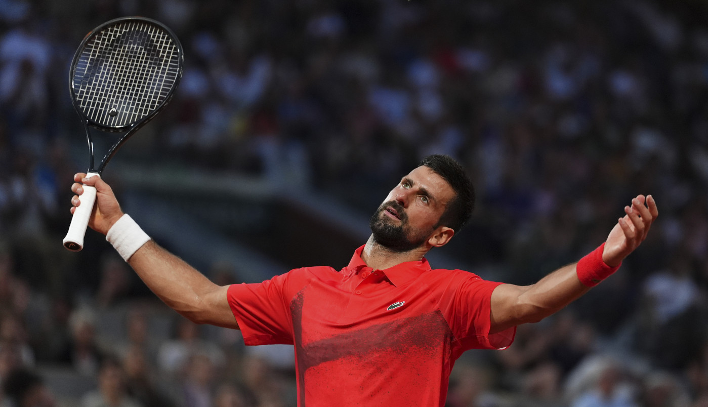 NOVAK ĐOKOVIĆ JE PRAVI GOSPODIN: Mišolić ostao da leži na zemlji, Srbin mu momentalno priskočio u pomoć! (FOTO)