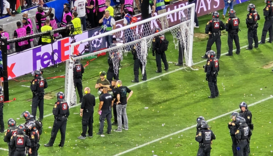 NASTAVILI SU DA PRAVE HAOS: Navijači PSŽ čupali travu, cepali mreže i izludeli policajce! (FOTO)