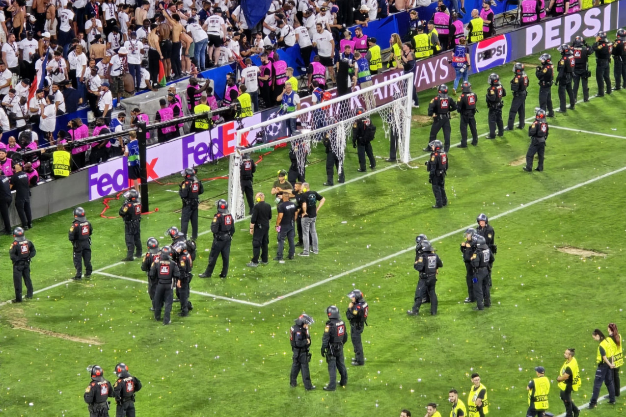 NASTAVILI SU DA PRAVE HAOS: Navijači PSŽ čupali travu, cepali mreže i izludeli policajce! (FOTO) NASTAVILI SU DA PRAVE HAOS: Navijači PSŽ čupali travu, cepali mreže i izludeli policajce! (FOTO)