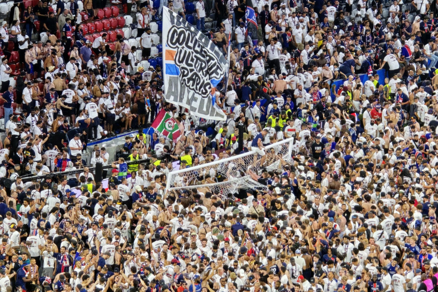 NAVIJAČI PSŽ ULETELI NA TEREN I IŠČUPALI GOL: Pogledajte šta su uradili! (FOTO)